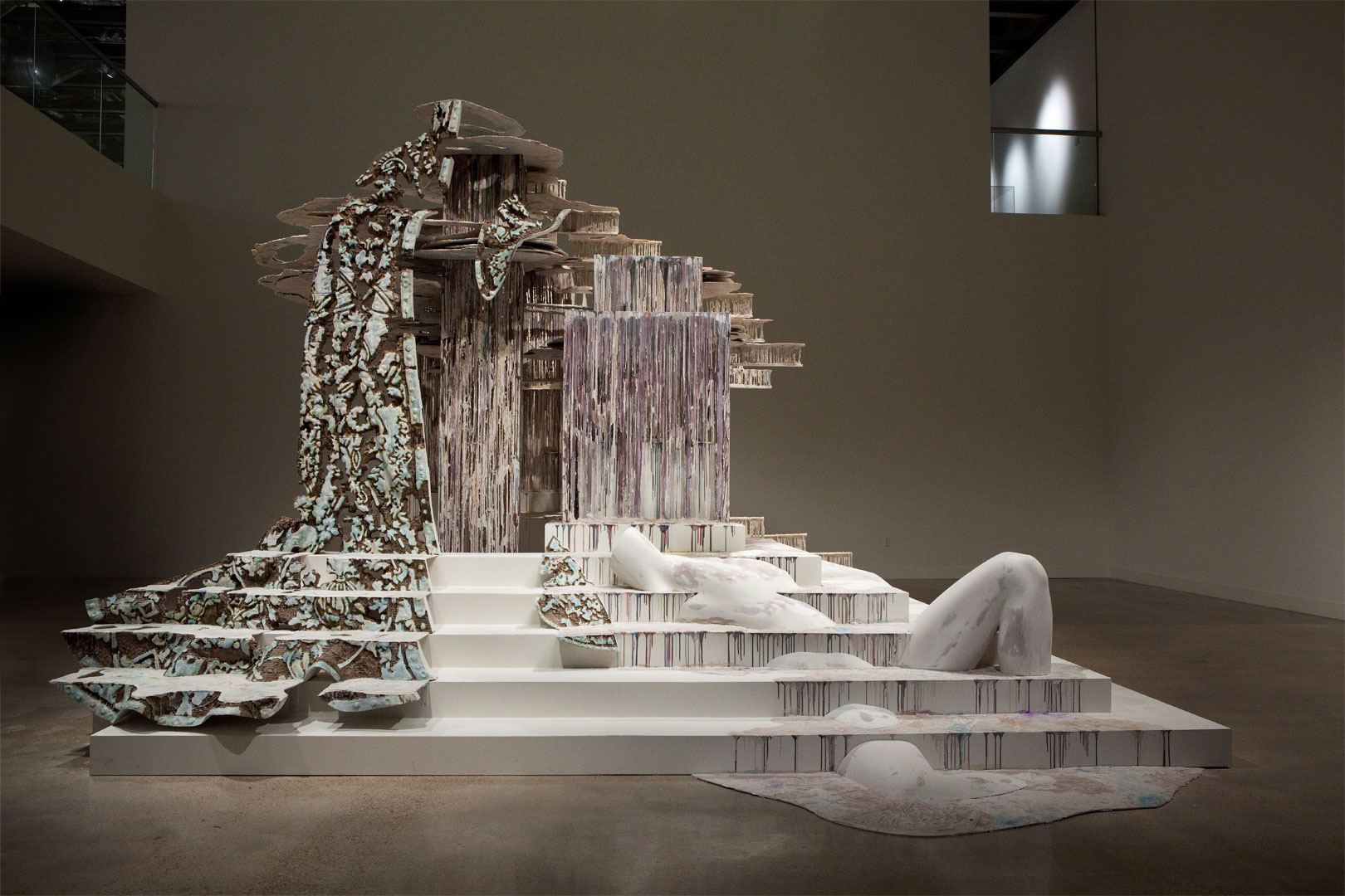 Инсталляции сеты. Diana al-Hadid. Необычные инсталляции. Инсталляция скульптура. Арт инсталляция.