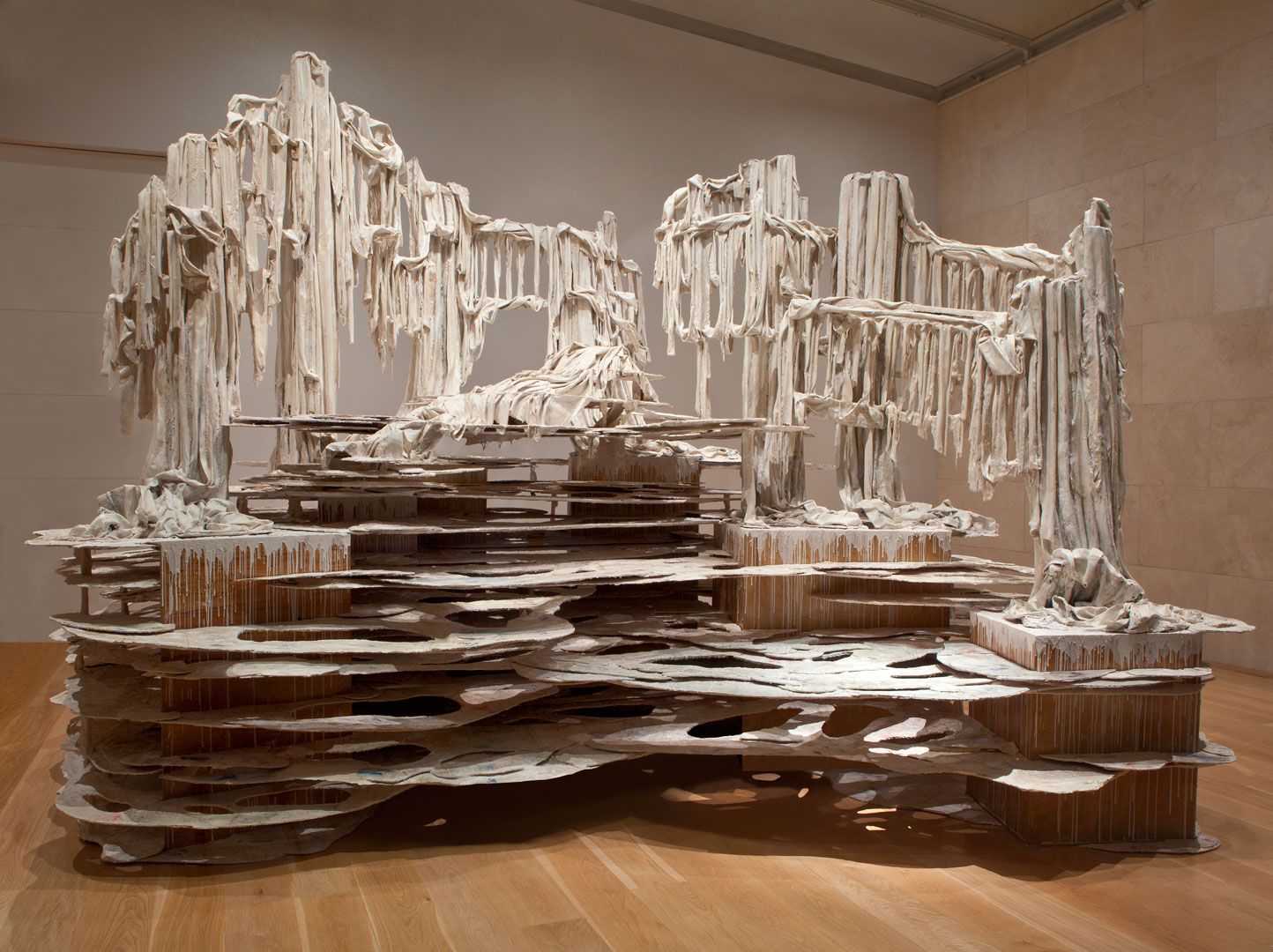 Инсталляции сеты. Diana al-Hadid. Современное искусство инсталляции. Инсталляция из дерева. Инсталляция из мрамора.